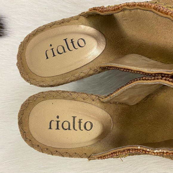 Rialto Tan Beaded Thong Sandals Size 6 - Picture 2 of 5